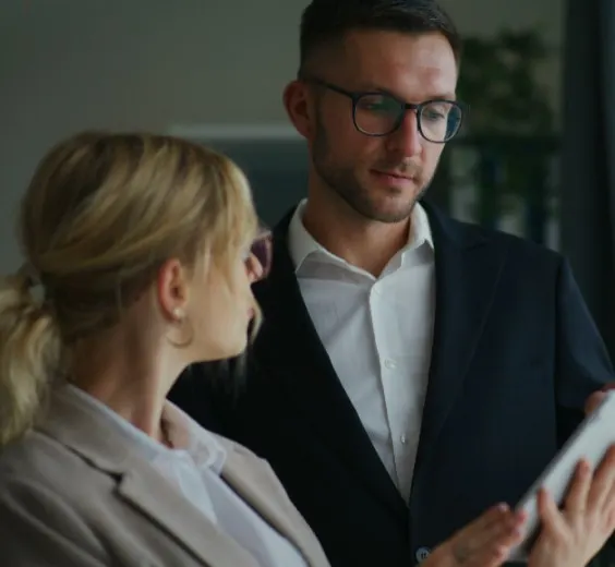 Consultora e cliente da IPRO Solutions revisando estratégia fiscal