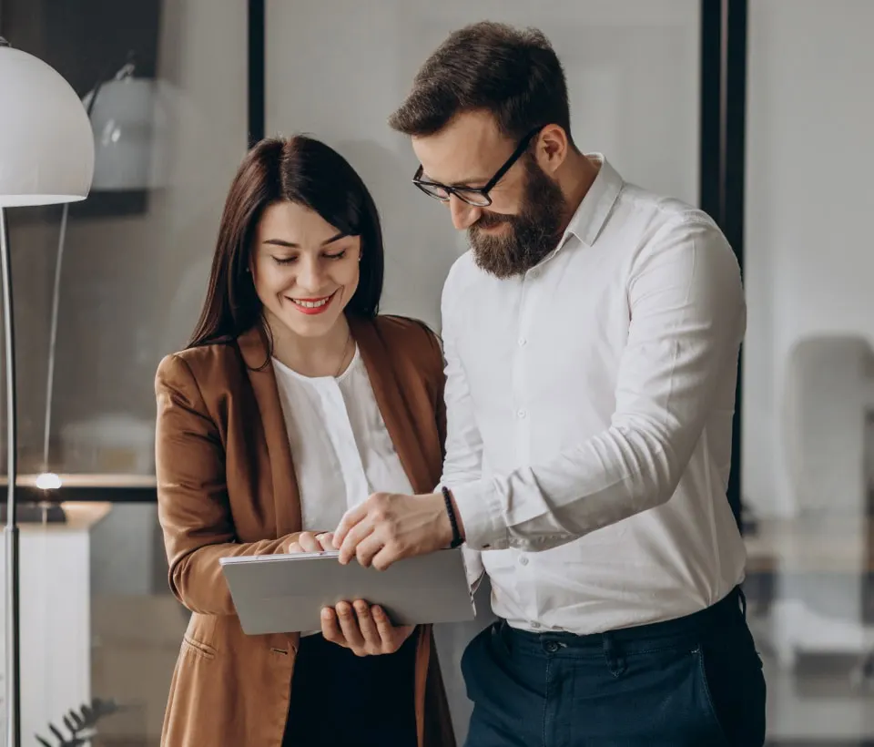Consultores da IPRO Solutions analisando resultados juntos